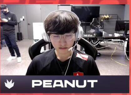 全北助教对主裁做出种族歧视动作遭到重罚。提前夺得...